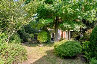 <p>Centrum Beveren. 226 m². En een tuin die je hier niet verwacht.</p><p>Midden in het centrum, maar achteraan een grote, volgroeide tuin. Binnen een lichtrijke leefruimte met open haard en een veranda met zicht op het groen.</p><p>- 226 m² bewoonbaar op 400 m² perceel<br />- 4 slaapkamers + uitbreidbare zolder<br />- Inpandige garage + gerenoveerde droge kelder<br />- Vlot naar Antwerpen, Sint-Niklaas en E17/E34</p><p>Bezichtigen? 03 232 33 40 · sam@woonvast.be</p>