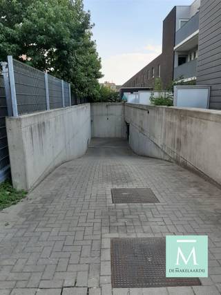 Ondergrondse staanplaats in Leuven nabij Vaartkom Deze ondergrondse staanplaats is gelegen onder residentie Klaverpark 2 (Marrainenplein) op een...