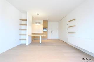Prachtige assistentieflat gelegen in Residentie Cypres Gardens nabij het Zegemeer te Knokke uitgebaat door 'Time for Quality'.Indeling: inkom met...