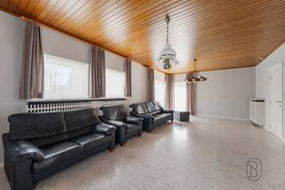 Bent u op zoek naar een stevig gebouwde woning met veel ruimte, een grote tuin en uitstekende bereikbaarheid? Dan is deze op te frissen woning in de Domien Veysstraat 35 te Vichte beslist een bezoek waard.
Gelegen in een rustige straat op een mooi rechthoekig perceel van maar liefst 817 m², combineert deze eigendom een aangename woonomgeving met een strategische ligging nabij winkels, scholen, openbaar vervoer en belangrijke invalswegen.
Via de inkomhal met gastentoilet komt u terecht in de lichtrijke leefruimte, waar grote raampartijen zorgen voor een aangenaam ruimtegevoel en een mooi uitzicht op de tuin en het achterliggende perceel. Aansluitend bevindt zich de keuken.
Op de eerste verdieping vindt u drie volwaardige slaapkamers, een badkamer en een apart toilet.
Een absolute meerwaarde is de volledige onderkeldering van de woning. Hier beschikt u over een inpandige garage, ruime bergmogelijkheden en extra polyvalente ruimte.
Daarnaast beschikt de eigendom over een ruime afzonderlijke garage van maar liefst 45 m², voorzien van een verdieping. Ideaal als werkplaats, hobbyruimte, opslagruimte of voor een zelfstandige activiteit.
Troeven:
- Rustige en residentiële ligging
- Strategische locatie met vlotte bereikbaarheid
- Perceeloppervlakte van 817 m²
- Stevige en degelijke constructie
- 3 volwaardige slaapkamers
- Lichtrijke leefruimte met zicht op de tuin
- Volledig onderkelderd met inpandige garage
- Extra garage van 45 m² met verdieping
- Goed onderhouden woning met veel potentieel
- Ideaal voor gezinnen, zelfstandigen en hobbyisten
Deze eigendom biedt een uitstekende basis voor wie op zoek is naar een ruime gezinswoning met tuin, garage en tal van mogelijkheden. Dankzij de solide constructie, de royale ruimtes en de gunstige ligging vormt dit een unieke opportuniteit in Vichte.
Interesse? Contacteer ons vandaag nog voor meer informatie of een bezoek ter plaatse.
arne@immobeguin.be