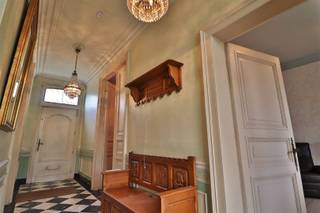 <p><span>AUTHENTIEKE HERENWONING IN HET CENTRUM VAN ROLLEGEM</span></p><p><span>Deze statige, straatbepalende gevel siert het centrum van Rollegem en verbergt een woning vol charme en authenticiteit.<br />Achter de gevel schuilen royale ruimtes met hoge plafonds, verfijnde moulures en een indrukwekkende traphal die meteen de toon zet.<br />De overvloedige lichtinval en de mooie volumes vormen een ideale basis om deze karaktervolle woning naar hedendaagse normen te renoveren, met behoud van haar unieke uitstraling</span></p><p><span>Deze unieke woning pakt uit met een klassieke indeling waar de inkom verbindt en doorsteekt naar de aanbouw en de tuin.  <br />De verschillende ruimtes genieten van mooie afmetingen en kregen elk hun eigen invulling, eetkamer, zithoek en keuken.  <br />Aansluitend is nog een ruime aanbouw met maximaal tuincontact.  </span></p><p><span>Via een vlotte trap bereik je het eerste verdiep en hogerop de zolder. <br />Het eerste verdiep omvat drie extra ruime slaapkamers en een badkamer. <br />De zolder biedt tal van mogelijkheden en kan verder ingericht worden als extra leefruimte, hobbyruimte of bureau. </span></p><p><span>Achteraan pakt de ingesloten tuin uit met heel veel groen en rust.  Er is achteraan een extra uitweg en 2 garages.<br />De woning is voorzien van een praktische bergkelder, een ruime wasplaats en een grote buitenberging.<br /><br />AUTHENTIEKE CHARME<br />RUSTIGE LIGGING<br />EXTRA UITWEG<br />HEEL VEEL POTENTIEEL</span></p><p><span>Gezien de woning is opgenomen in de inventaris bouwkundige erfgoed is de renovatieverplichting niet van toepassing.</span></p>