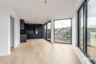 Bent u op zoek naar een nieuwbouw die comfort, kwaliteit en lichtinval combineert? Ontdek dit prachtige penthouse met 1 slaapkamer en een schitterend uitzicht over Evere. Gelegen op de 3e verdieping van een kleine mede-eigendom met zeer lage lasten, biedt deze woning een bewoonbare oppervlakte van ongeveer 65 m² en geniet ze van een ideale ligging, op wandelafstand van het station en talrijke voorzieningen.<br /><br />Het penthouse bestaat uit een ruime inkomhal die toegang biedt tot een aangename leefruimte met salon en eetkamer, aansluitend op een nieuwe, moderne en volledig uitgeruste keuken. Dankzij de grote ramen met drievoudige beglazing geniet de woning overal van een uitstekende lichtinval.<br /><br />Een van de absolute troeven van deze woning is het mooie terras van ongeveer 8 m², ideaal om volop te genieten van de zonnige dagen en het open uitzicht over Evere.<br /><br />Het nachtgedeelte omvat een ruime en lichtrijke slaapkamer, met rechtstreekse toegang tot een nieuwe en volledig uitgeruste badkamer met inloopdouche. Een bergruimte in de kelder vervolledigt het geheel.<br /><br />Dit recente appartement wordt verkocht onder het btw-stelsel (21% btw):<br /><br />- Totale prijs: € 319.440 (incl. btw)<br /><br />- Basis prijs: € 264,000 (excl. btw) <br /><br />- Btw (21%): € 55.440<br /><br />Een mooie opportuniteit voor een koppel dat op zoek is naar een lichtrijke, moderne en ideaal gelegen woning in Evere, of voor wie wil investeren in een zeer gegeerde buurt.<br /><br />