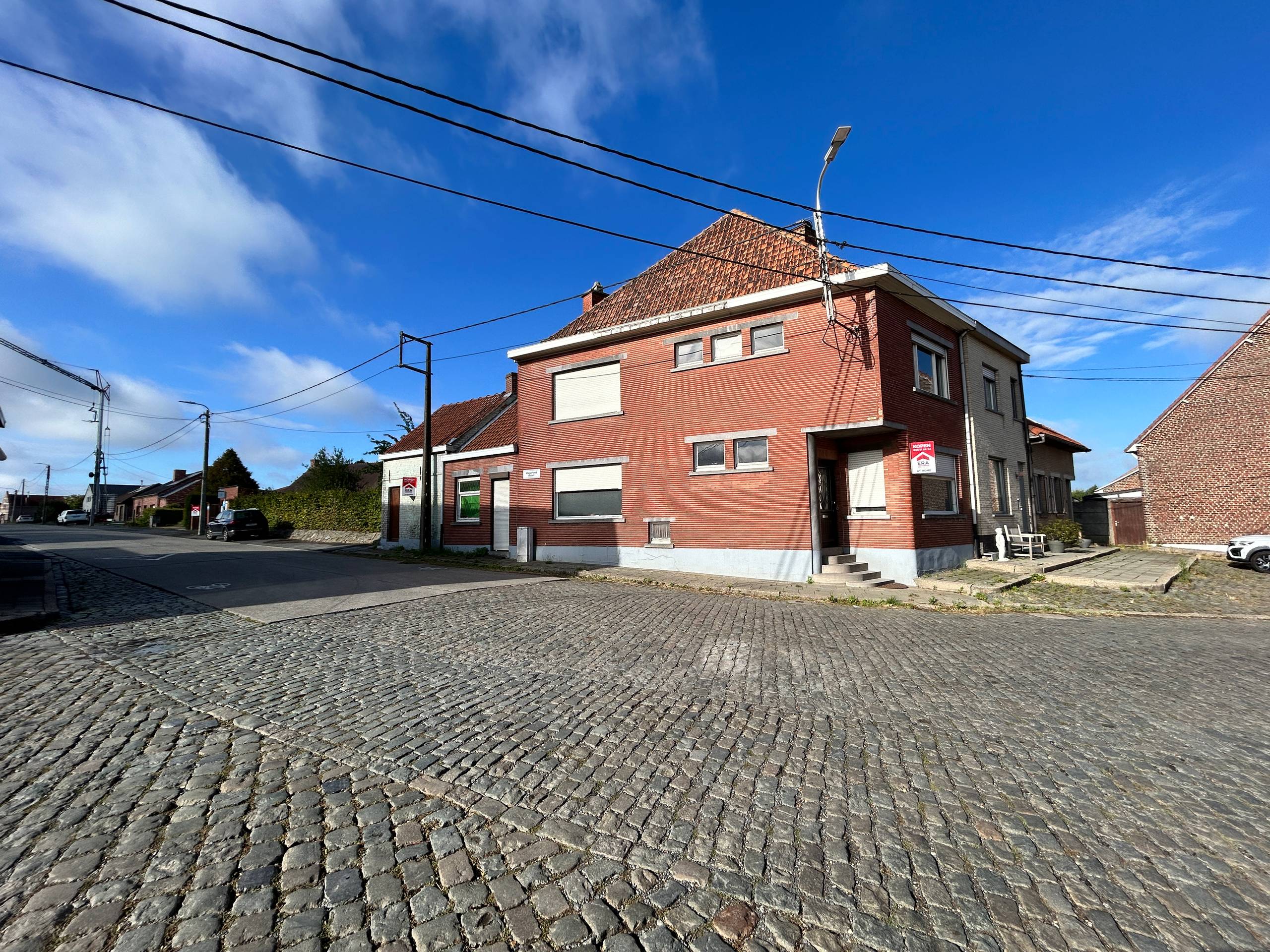 Hoekwoning met garage en tuin. - foto 2