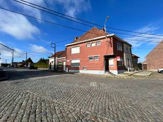 Hoekwoning met garage en tuin.Indeling:gelijkvloers: inkom, living met open keuken, badkamer, berging/ wasplaatseerste verdiep: 3 ruime...