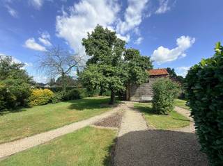 <p><span>Kopen-wonen-verhuizen! Dat kan in deze goed onderhouden open bebouwing met bruto oppervlakte van 195m</span><span><sup>2</sup></span><span> en een prachtige tuin! Een ruim perceel met overdekte lounge, een schitterende plek om te onthaasten!</span></p><p><span>Rust vind u zeker ook binnen in huis. De leefruimte kijkt uit op terras en tuin en de leefkeuken sluit er rechtstreeks op aan. Gezelligheid troef in de leefruimte dankzij de recente gashaard, ideaal bij killer weer!</span></p><p><span>De keuken is een ware leefkeuken!</span></p><p><span>Verder zijn er gelijkvloers nog de badkamer, technische berging en berging-wasplaats.</span></p><p><span>Op de 1ste verdieping zijn er 3 slaapkamers en sanitair. Allemaal aangename, lichte kamers! Op de 2de verdieping is er de grote master-bedroom! Deze airco-gekoelde ruimte laat eventueel ook toe ze in te delen in meerdere kamers.</span></p><p><span> </span></p><p><span>Verder beschikken we hier over een ruime carport en fietsenstalling.</span></p><p><span>De uitgestrekte tuin met meerdere gezellige terrassen is een waar toevluchtsoord, de moes- en kruidentuin laten u toe te oogsten in eigen tuin!</span></p><p><span> </span></p><p><span>Het pand laat via grote ramen volop licht binnen stromen!</span></p><p><span> </span></p><p><span>De ligging biedt een rustige, landelijke atmosfeer met een uitstekende bereikbaarheid. De dorpsschool is vlakbij, winkels op fietsafstand! Kortom, dit is een uitnodigend thuis voor wie zoekt naar ruimte, comfort en een prachtige groene omgeving.</span></p><p><span> </span></p><p><span>Interesse? Contacteer ons via 0479/01.01.01!</span></p><p><span> </span></p><p><span> </span></p><p><span> </span></p><p><span> </span></p>