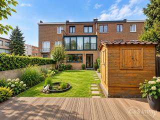 Ontdek deze ruime bel-etagewoning, rustig gelegen in een doodlopende straat en boordevol mogelijkheden. De woning is reeds functioneel ingericht, maar biedt de nieuwe eigenaar nog de kans om ze verder af te werken en volledig naar eigen smaak te moderniseren.<br />Op het gelijkvloers beschikt de woning over een oprit met inpandige garage & handige extra opslagruimte. Verder bevinden zich hier een geïnstalleerde keuken, een afzonderlijke wasruimte en een praktische technische berging.<br />De eerste verdieping vormt het hart van de woning. Hier vind je de ruime leefruimte met aansluitend de keuken. De grote veranda zorgt voor bijzonder veel lichtinval en biedt een aangenaam zicht op de achterliggende tuin. Een fijne extra leefruimte die verschillende mogelijkheden biedt.<br />Op de tweede verdieping bevinden zich drie slaapkamers en de badkamer.<br />De woning beschikt bovendien over een tuin, waardoor je ook buiten over heel wat ruimte beschikt. Dankzij de garage, oprit, verschillende bergruimtes en drie slaapkamers is dit een praktische gezinswoning met een interessante basis.<br />Een woning met ruimte, potentieel én een rustige ligging, ideaal voor wie graag zelf de laatste hand legt aan zijn nieuwe thuis. Plan snel uw bezoek en ontdek de mogelijkheden!