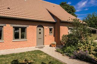 <p>Op zoek naar een verzorgde instapklare gezinswoning met een mooie tuin, veel comfort en een uitstekende ligging?<br />De woning werd gebouwd in 1985 en onderging verschillende verbeteringen en renovaties.</p>
<p><span>Gelijkvloers:</span> Via de verzorgde inkomhal betreedt u de woning. Deze geeft toegang tot een ruime en aangename leefruimte, bestaande uit een gezellige living en eetplaats, voorzien van airco en FLAM een inbouwhaard. De keuken sluit mooi aan op de leefruimte en beschikt over een praktische ontbijthoek. Verder vinden we op het gelijkvloers een berging en de garage. Vanuit de keuken is er verbinding naar het terras en de prachtig verzorgde tuin. Een absolute troef is de carport, die momenteel ingericht is als een aangenaam overdekt terras en daardoor een extra buitenleefruimte vormt.</p>
<p><span>Verdieping:</span> Op de eerste verdieping bevinden zich: 3 slaapkamers, een vernieuwde badkamer met ligbad en douche, een afzonderlijk toilet en een praktische berging.<br />Daarnaast beschikt de woning over een bergzolder, ideaal als extra opslagruimte.<br />De woning beschikt over een zeer verzorgde en mooi aangelegde tuin voorzien van een tuinhuis. Er is kruipkelder aanwezig.</p>
<p>Deze woning is netjes onderhouden en beschikt over heel wat comfort en interessante voorzieningen: 22 zonnepanelen, driedubbele beglazing, isolatie in de muren, waterverzachter, regenwaterpomp, warmtepompboiler, alarminstallatie, airco, verwarming via accumulatiekachels,...</p>
<p><span>Ligging:</span> De woning is gelegen in het centrum van Pellenberg, een aangename en gegeerde deelgemeente van Lubbeek. De ligging biedt een mooie combinatie van rust, groen en bereikbaarheid. Ook Leuven is vlot bereikbaar, zowel met de wagen als via het openbaar vervoer. Winkels, voorzieningen en openbaar vervoer bevinden zich op korte afstand.</p>
<p>Een ideale woning voor wie op zoek is naar comfort, ruimte en een goede ligging nabij Leuven, zonder grote renovatiewerken te moeten voorzien. Een woning die u zeker moet komen ontdekken! Maak een afspraak via admin@immodrome.be of 016 23 47 23</p>