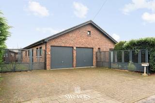 Voor meer info en foto’s, surf naar www.swevers.be – In een rustige en groene woonwijk in Koersel vind je deze instapklare gezinswoning op een perceel van 9a 33ca met zuidwestoriëntatie. De open bebouwing uit 1981 is bijzonder goed onderhouden en biedt met 170 m² bewoonbare oppervlakte alle comfort op één niveau. De woning beschikt over een lichtrijke woonkamer, aparte keuken met aansluitende berging, drie volwaardige slaapkamers, een badkamer met ligbad en extra bergruimtes. De inpandige garage van 25,48 m² en een kelder van 20,24 m² zorgen voor extra praktische ruimte. De grote zolder van 162 m² biedt uitbreidingsmogelijkheden mits aanpassing. De tuin biedt veel privacy en zon van ’s middags tot ’s avonds. Gelegen nabij scholen, winkels en belangrijke invalswegen richting Beringen, Heusden-Zolder en Hasselt, combineert deze woning rust met een vlotte bereikbaarheid. Voor meer informatie, bel 011 255 155. Bron bewoonbare oppervlakte: EPC – verslag.
