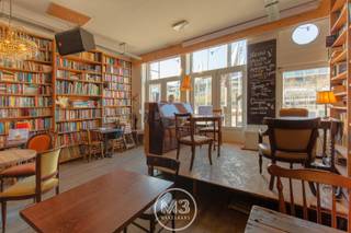 Achter een karaktervolle gevel bevindt zich dit charmante boekencafé, een opportuniteit voor investeerders. Het beschikt over een gezellig en zonnig terras en wordt al 10 jaar verhuurd aan een betrouwbare huurder. Dat vertaalt zich in een stabiel rendement met een maandelijkse huuropbrengst van €1.260,52.<br /><br />Ook de locatie is een troef. Gelegen aan de Bolivarplaats geniet het pand van een mooie passage. Dankzij deze ligging op de grens tussen ’t Zuid en Nieuw-Zuid spreekt dit café een ruim en divers cliënteel aan. Bovendien is het vlot bereikbaar: met de wagen via de Ring en met het openbaar vervoer dankzij de tramhalte voor de deur en station Antwerpen-Zuid. <br /><br />Interesse? Contacteer ons vandaag nog voor meer informatie!<br /><br /><br /><strong>INDELING</strong><br /><br />Café (90,9 m²): met toog, keukentje en koelcel.<br />Toiletten (12,5 m²) op het tussenverdiep: met 2 toiletten en 2 urinoirs.<br />Ruime kelder (40,6 m²).<br /><br /><strong>EXTRA</strong><br /><br />EPC: C.<br />Overal dubbel glas.<br />Gemeenschappelijke kosten: ongeveer 50 euro/maand.<br />Vastgesteld bouwkundig erfgoed.<br /><br />(woongebied, vergunning, geen verkavelingsvergunning, geen voorkooprecht, geen rechterlijke herstelmaatregel)<br /> 