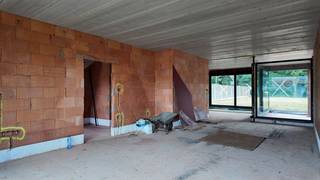 Bent u op zoek naar een woning waar u uw eigen stempel op kunt drukken? Deze nieuwbouwwoning aan de Bosstraat 2 in Maasmechelen biedt u de perfecte basis! De woning wordt casco aangeboden, wat betekent dat u de mogelijkheid hebt om zelf de volledige afwerking te bepalen. <br /><br />Deze ruime woning ligt op een perceel van 5 are 97 ca en heeft een woonoppervlakte van maar liefst 232 m². Gelegen nabij belangrijke invalswegen zoals de E314 en N75, geniet u van een uitstekende verbinding naar omliggende steden zoals Genk en Hasselt, en bent u vlot verbonden met de Nederlandse grens. Dit maakt de locatie ideaal voor wie een rustige woonomgeving wil combineren met een goede bereikbaarheid.<br /><br /><u><strong>Indeling:</strong></u><br />Bij het betreden van de woning komt u terecht in een uitnodigende inkomhal met gastentoilet. De woonkamermet grote raampartijen aan zowel de voor- als achterkant van de woning zorgt voor een overvloed aan natuurlijk licht, waardoor de ruimte een open en aangenaam gevoel geeft. Aansluitend bevindt zich de ruimte voor een open keuken, ideaal om naar eigen smaak in te richten. Naast de keuken is er een ruime berging, perfect geschikt als voorraadkamer, wasruimte,...<br /><br />Op de eerste verdieping vinden we drie slaapkamers, waarvan twee zeer ruime kamers die perfect in te richten zijn als masterbedroom en logeerkamer. De derde kamer kan dienstdoen als kinderkamer, bureau of kleedruimte. De badkamer biedt voldoende plaats voor een inloopdouche, ligbad, toilet en dubbele wastafel.<br /><br />De woning beschikt verder over een aangebouwd overdekt terras waar u het hele jaar door kunt genieten van buitenleven, en een carport, wat zorgt voor extra comfort en beschermde parkeermogelijkheid.<br /><br /><strong>De woning wordt verkocht onder het BTW-stelsel (21% BTW), de geadverteerde prijs is </strong><u><strong>excl. BTW, </strong></u><strong>notariskosten,..</strong><br /><br />Kortom, deze woning biedt u alle mogelijkheden om uw eigen stijl en smaak door te voeren en er een echt thuis van te maken. Interesse om deze casco-woning te bezoeken? Aarzel niet om contact met ons op te nemen voor een afspraak.<br /><br />Tel.: 0032(0)485 97 49 28<br />E-mail: info@co-realestate.be