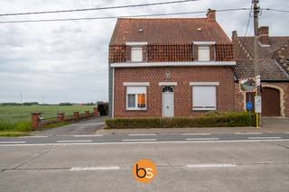In het rustige en landelijke Sint-Eloois-Winkel, presenteren wij u deze charmante halfopen woning op een perceel van 1772 m².De woning beschikt over...