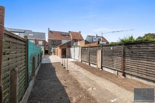 <p>De ligging is de ideale combinatie van een groene omgeving (de Assebroekse Meersen met z'n vele wandelpaden) en een vlotte verbinding met centrum Brugge, verbindingswegen naar E40 en E403.</p>
<p>De woning is ingedeeld in:<br />Gelijkvloers: Inkomhal, leefruimte met zithoek en eetplaats, keuken, badkamer en achterdeur naar tuin.<br />Eerste verdieping: 2 ruime slaapkamers waarvan 1 met doorgang naar zolderverdieping.<br />Tweede verdieping: bergzolder te bereiken via vaste trap. Mogelijkheid tot 3<sup>de</sup> slaapkamer.</p>
<p>Buiten: rechtstreekse toegang naar de straat, terras, achtertuin en verschillende aanbouwen.</p>
<p>Van deze te moderniseren woning op centrale locatie uw nieuwe thuis maken?</p>
<p>Contacteer Bonne Vastgoed 7 op 7 voor meer info op 0468/10.40.40 of info@bonnevastgoed.be</p>