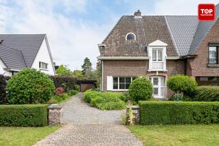 <p>Karaktervolle renovatiewoning op toplocatie in Kolegem</p>
<p>Deze te renoveren karaktervolle woning geniet van een uitstekende ligging in de rustige Unescolaan, in de geliefde wijk Kolegem. Dankzij de ideale locatie bevindt u zich op korte afstand van het centrum van Gent, vlot bereikbaar met de fiets. Bovendien ligt de R4 op slechts 5 minuten rijden. Supermarkten, scholen en kinderopvang bevinden zich allemaal in de nabije omgeving.</p>
<p>De woning beschikt over een ruime voortuin en een praktische oprit, ideaal voor het parkeren van meerdere wagens. , een inkomhal met trap naar de verdieping en toegang tot de gezellige leefruimtes. De ruime living en eetplaats sluiten aan op de keuken, die geniet van een mooi zicht op de groene tuin. Achteraan bevindt zich een ruime veranda, een heerlijke plek om te ontspannen en volop te genieten van de zonnige buitenruimte. Daarnaast beschikt de woning over een ruime kelder, ideaal als extra bergruimte.</p>
<p>Op de eerste verdieping bevinden zich een badkamer met ligbad en drie volwaardige slaapkamers. De ruime zolderverdieping biedt bovendien de mogelijkheid om ingericht te worden als een vierde slaapkamer of extra leefruimte.</p>
<p>Buiten geniet u van een prachtige zuidwest georiënteerde tuin met veel groen en privacy. Als bijkomende troef is er een losstaande garage aanwezig.</p>
<p>Deze woning is een uitstekende opportuniteit voor wie op zoek is naar een renovatieproject met karakter, ruimte en een topligging nabij Gent.</p>
<p>Een unieke kans om een charmante woning volledig naar eigen smaak te renoveren!<br /><br />Woning vrij bij akte!<br /><br />Contacteer Top Vastgoed voor een bezoek 0475 700 700.</p>