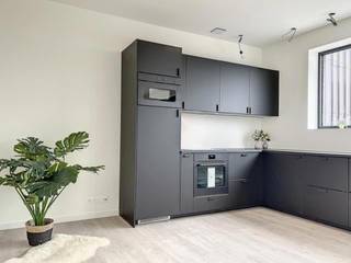 Het appartement op het 2de verdiep maakt deel uit van de <strong>kleinschalige Residentie </strong>Green View en ligt op <strong>wandelafstand van scholen, openbaar vervoer en winkels.</strong><br /><br /><span>Indeling:</span> inkom hal, apart toilet, lichtrijke leefruimte met open keuken voorzien van alle toestellen en toegang tot het ruim terras (19m²),<br />3 slaapkamers en een badkamer met een bad en inloopdouche, dubbel lavabomeubel afgewerkt met zwarte kranen.<br /><br />Verder is er een ruime berging met aansluiting voor een wasmachine.<br />Mogelijkheid tot het bijhuren van de duplex ruimte (ca. 40m²) aan 250 euro/maand<br /><br />Een autostaanplaats is inbegrepen in de huurprijs.<br />Maandelijkse kosten: 65 Euro/maand (gemeenschappelijke kosten).<br /><br /><strong><span>Troeven:</span></strong><br /><strong>Ligging en bereikbaarheid</strong><br /><strong>Volledig geschilderd en instapklaar</strong><br /><strong>BEN=energiezuinig</strong><br /><strong>Eigen zonnepanelen </strong><br /><strong>Kleine residentie = privaat karakter</strong><br /><strong>Gemeenschappelijke tuin</strong><br /><br />Domicilie verplicht<br />Huurwaarborg: 3 maanden via Korfine<br />Huur: 965 €/maand + 65 €/maand bijdrage syndicus <br />Totale huurprijs: 1030 €/maand<br />Bezoek enkel op afspraak<br /><br /><strong><span>Interesse?</span></strong><br /><strong><span>Contacteer Philippe Van Peteghem via 0467/04.33.11 of philippe@valorvastgoed.be voor meer info of een vrijblijvende bezichtiging.</span></strong>