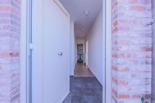 Bent u op zoek naar een moderne, energiezuinige woning op een rustige en gezinsvriendelijke locatie? Dan is deze recente gesloten nieuwbouwwoning in de Sint-Gerolflaan te Aalter zeker een bezoek waard.<br />Gelegen in een aangename residentiële woonwijk combineert deze woning rust en privacy met een uitstekende bereikbaarheid. Het centrum van Aalter, diverse winkels, scholen, sportfaciliteiten en het openbaar vervoer bevinden zich op korte afstand. Dankzij de nabijheid van het station van Aalter en de vlotte verbinding naar de E40 geniet u bovendien van een snelle bereikbaarheid richting Gent, Brugge en de omliggende gemeenten. Hierdoor is deze woning ideaal voor gezinnen, pendelaars en iedereen die comfortabel wil wonen in een groene omgeving.<br />De woning biedt een doordachte indeling met veel lichtinval en hedendaags wooncomfort. De leefruimte sluit naadloos aan op de eetkamer en de ingerichte keuken, met uitzicht op het zonnige zuidgerichte terras en de tuin. De private autostaanplaats vormt een extra troef.<br />Troeven<br />✔ Recente energiezuinige nieuwbouwwoning<br />✔ Rustige en kindvriendelijke woonomgeving<br />✔ Nabij centrum Aalter, scholen en winkels<br />✔ Vlotte verbinding naar E40 en station Aalter<br />✔ 3 slaapkamers<br />✔ Zuidgerichte tuin en terras<br />✔ Grote zolderruimte van 40 m²<br />✔ Private autostaanplaats<br />✔ Instapklaar en modern wooncomfort<br />Deze woning biedt de perfecte combinatie van ruimte, comfort en een uitstekende ligging. Een ideale thuis voor wie rustig wil wonen zonder in te boeten aan bereikbaarheid.<br />Interesse? Contacteer Vastgoed Poppe voor meer informatie of een bezoek ter plaatse door te reageren op deze advertentie of te mailen naar info@vastgoedpoppe.be, telefonisch kunnen er geen bezoekafspraken worden ingepland.<br />