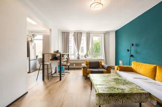 <p>Appartement in Antwerpen, ideaal gelegen aan de stadsrand met vlotte verbindingen en voorzieningen binnen handbereik.</p>
<p> </p>
<p>Dit volledig gerenoveerde appartement combineert instapklaar comfort met een uitstekende ligging in Antwerpen. Hier geniet u van de perfecte balans tussen rust en stedelijke dynamiek, met scholen, winkels en openbaar vervoer vlakbij. Dankzij de sterke mobiliteitsscore bereikt u het stadscentrum en belangrijke invalswegen bijzonder vlot. De aangename woonomgeving aan de stadsrand zorgt voor extra wooncomfort zonder in te boeten op bereikbaarheid. Een ideale keuze voor wie comfortabel en zorgeloos wil wonen in een levendige woonkern.</p>
<p> </p>
<p>• Lichtrijke woonkamer met aangename leefruimte<br />• Praktische keuken met functionele indeling<br />• Badkamer met hedendaags comfort<br />• Compact en onderhoudsvriendelijk appartement</p>
<p> </p>
<p>• Volledig gerenoveerd en instapklaar<br />• Uitstekende mobiliteit en bereikbaarheid<br />• Rustige ligging nabij het bruisende stadsleven</p>
<p> </p>
<p>Neem vandaag nog contact op met je ERA-makelaar voor een bezoek.</p>
<p> </p>
<p>JOUW DROOMAPPARTEMENT. ZO GEVONDEN!</p>