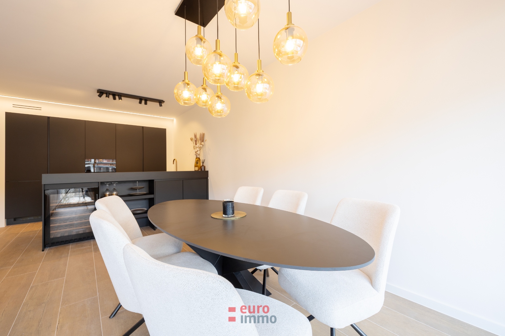 Appartement sublimement rénové avec finitions haut de gamme et grande terrasse - photo 3