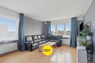Kijkdag 01/08 - op afspraak!<br />Ruim en lichtrijk appartement met drie slaapkamers op een rustige ligging in Sint-Andries, op korte afstand van de Brugse binnenstad en alle dagelijkse voorzieningen. Met een bewoonbare oppervlakte van 102 m² biedt dit appartement verrassend veel ruimte en een praktische indeling. De leefruimte geniet van veel natuurlijk licht en sluit aan op de keuken met toegang tot het terras. Verder beschikt het appartement over drie volwaardige slaapkamers, een badkamer met ligbad en douchecombinatie en een afzonderlijk toilet. Dankzij de pvc-ramen met hoogrendementsbeglazing, het geïsoleerde platte dak en de individuele verwarming op aardgas (°2026 nieuwe condensatieketel) behaalt het appartement energielabel D waardoor er geen renovatieplicht geldt. Dit appartement vormt een uitstekende opportuniteit voor starters die ruim en betaalbaar willen wonen nabij Brugge, maar ook voor investeerders die op zoek zijn naar een interessante vastgoedinvestering. Het gebouw beschikt niet over een lift en het appartement is beschikbaar mits inachtneming van de huidige huurder. Mogelijkheid tot aankoop garage.<br />De vermelde prijs is een richtprijs. Elk bod hoger of lager dan de vermelde prijs wordt overgemaakt aan de eigenaar die zich het recht voorbehoudt om dit al dan niet te aanvaarden. EPC: 397 kWh/m²jaar (energielabel D) (Gvg, Wg, Gmo, Gvkr, Gvv) Ref. BR00490