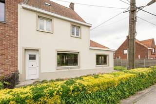 Welkom in deze stevig gebouwde, maar volledig te renoveren vrijstaande woning aan de Vijvestraat in Dentergem (Wakken) 🌿. Een pand met een...