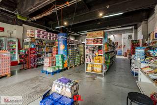 Verkoop op aandelen - geen registratierechten verschuldigd!Op een commerciële toplocatie aan de Bergensesteenweg, tussen Lot en Sint-Pieters-Leeuw,...