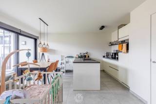 Deze residentie is <strong>uiterst centraal </strong>gelegen in het hart van de stad, maar tegelijk een verborgen parel voor wie ze niet kent. <br /><br />Het appartement bevindt zich op de <strong>tweede verdieping</strong> en is ingedeeld als volgt: inkomhal, lichtrijke woonkamer met aangenaam terras en uitzicht op de parktuin, ingerichte keuken, praktische berging,<strong> 2 slaapkamers</strong>, badkamer voorzien van een inloopdouche en lavabo, alsook een apart gastentoilet. Verder beschikt het appartement over een <strong>ondergrondse autostaanplaats </strong>en een <strong>privatieve kelderberging.</strong><br /><br />Het appartement is onmiddellijk beschikbaar en de huurprijs:<strong> € 975/maand + € 75 vaste kosten.</strong><br />Dankzij het gunstige <strong>EPC-label A</strong> is het appartement bovendien energiezuinig.<br /><em>Verbruik van elektriciteit, water en gas is individueel.</em><br /><br />Interesse in een bezoek?<br /><strong>Stuur een mail naar cvg@claves.be of bel naar 03/502.98.74.</strong>