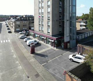 This property is offered via Power-sale. The listed price is a target price. If you want to make an appointment or would like more information about this buying method, be sure to contact us. The commercial building is located on the ground floor of residence 'Orchidee' at the intersection of Zonnebloemstraat and Begoniastraat. Layout of the property:- entrance- showroom/retail space- on the mezzanine: separate office rooms/storerooms. Parking available directly at the commercial building. Thanks to the large windows, there is a lot of light. The building is also suitable as a commercial space/office/showroom/practice/... Thanks to its location near the center of Roeselare, it is also very accessible. This building may be subject to the renovation obligation imposed by the Flemish government for non-residential buildings. For more information, consult the website of the Flemish Energy and Climate Agency at https://www.energiesparen.be/nr/renovatieverplichting.Are you looking for commercial real estate consisting of a commercial property for sale in Roeselare? Please do not hesitate to contact us at 051 21 22 23.