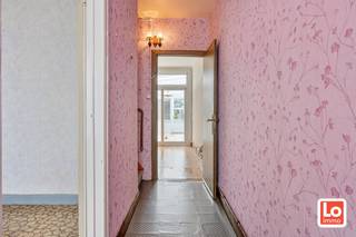 De woning bevat op het gelijkvloers een inkomhal, een voorplaats, een achterplaats en aansluitend een basis keuken met veranda. Via de veranda is er ook toegang tot een toilet en de badkamer met douche, lavabo en plaats voor wasautomaat/droogkast. Er is eveneens een kleine droge kelder. Op de eerste verdieping zijn er 2 ruime slaapkamers en toegang tot de zolderruimte. De garage is toegankelijk via een lokale weg met erfdienstbaarheid achter de woning. De woning beschikt over leidingwater, regenwater en een septische put. De woning wordt verwarmd met een gaskachel (propaan/butaantank). Het buitenschrijnwerk bestaat uit PVC met dubbel glas en rolluiken. De totale oppervlakte van het zuid georiënteerde perceel is 258m².<br />Wil u deze goed gelegen woning bezoeken? Schrijf dan nu in voor het bezoekmoment op zaterdag 27 juni 2026, enkel via https://calendly.com/loimmogunther/bezoekmoment-smalle-heerweg-65-te-lochristi<br />