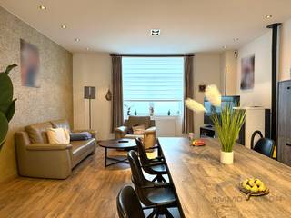 Deze charmante rijwoning is ideaal gelegen nabij het Maria Hendrikapark en het Petit Paris. Groenzones, winkels en openbaar vervoer bevinden zich op wandelafstand. De woning is volledig instapklaar en werd warm en gezellig afgewerkt. Op het gelijkvloers vinden we een aangename leefruimte met gezellige pelletkachel en een open keuken. Via de inkomhal is er toegang tot het achterliggende terras. De trap is uitgerust met een stoellift, waardoor de woning ook geschikt is voor mensen met een fysieke beperking (verwijderbaar indien gewenst).  Op de eerste verdieping bevinden zich twee ruime slaapkamers en een badkamer met dubbele wastafel en grote inloopdouche. De tweede verdieping herbergt een grote kamer met ingebouwde kasten, ideaal als derde slaapkamer, bureau of hobbyruimte, momenteel ingericht als ontspanningsruimte.  Goede EPC-score en conforme elektriciteitskeuring!<br />Voor meer info of een bezoek: bel Nikolaas op 0496 68 84 67 of surf naar www.ensor.immo