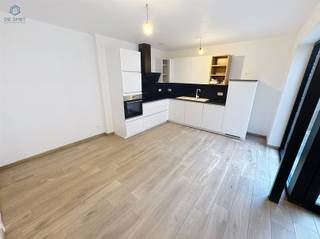 <p><span>Modern ground floor new apartment with 2 bedrooms, terrace &amp; top finish in the center of Zandbergen</span></p><p><span>POSSIBILITY OF PURCHASE 6% VAT.</span></p><p><span>In the heart of Zandbergen, in a small-scale and recently completed residence, is this move-in ready ground floor new apartment. It combines a quiet location with all the comforts of modern living.</span></p><p><span>Through the well-maintained inner courtyard, you reach the private entrance of the apartment. The entrance hall leads you to the light-filled living area with open kitchen, tastefully furnished and equipped with all modern appliances. Adjacent is a practical storage/laundry room.</span></p><p><span>The hallway gives access to a first bedroom, a separate guest toilet, and a fully equipped bathroom with shower and stylish sink furniture. At the back is the spacious second bedroom with a view of the terrace.</span></p><p><span>Outside, you can enjoy a pleasant private terrace, ideal for relaxing.</span></p><p><span>Extra advantages:</span></p><ul><li><span>Underfloor heating via heat pump</span></li><li><span>Low EPC label A</span></li><li><span>Solar panels (5 panels of 395 Wp, total 1975 Wp)</span></li><li><span>Ventilation system type C</span></li></ul><p><span>SALE UNDER 6% VAT.</span></p><p><span>Interested in this energy-efficient and modern finished apartment? Respond via this advertisement and we will gladly contact you to schedule a visit.</span></p>