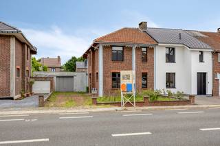 <p>Deze renovatiewoning is gelegen op een ruim halfopen perceel nabij het ziekenhuis van Tongeren en vormt een uitstekende opportuniteit voor wie op zoek is naar een woning die volledig naar eigen smaak kan worden vernieuwd. Dankzij de centrale ligging bevinden zowel het centrum als het station zich op wandelafstand, waardoor je geniet van een vlotte verbinding met alle voorzieningen die de stad te bieden heeft.</p><p></p><p>Bij het betreden van de woning ontdek je een pand met tal van mogelijkheden. De bestaande ruimtes kunnen worden aangepast en ingericht volgens jouw woonwensen, waardoor je de kans krijgt om een eigentijdse en comfortabele thuis te creëren die volledig aansluit bij jouw levensstijl.</p><p></p><p>Een van de grote troeven van deze eigendom is het ruime halfopen perceel. Dit biedt niet alleen extra privacy en lichtinval, maar creëert ook mogelijkheden voor een aangename buitenruimte waar je in alle rust kunt genieten. Daarnaast beschikt de woning over een grote garage, ideaal voor het stallen van voertuigen, het creëren van extra opslagruimte of het uitoefenen van een hobby.</p><p></p><p>De ligging vormt zonder twijfel een belangrijke meerwaarde. Het ziekenhuis van Tongeren bevindt zich in de onmiddellijke omgeving, terwijl winkels, scholen, horeca, openbaar vervoer en het station eenvoudig te voet bereikbaar zijn. Ook de verbinding naar omliggende gemeenten verloopt bijzonder vlot.</p><p></p><p>Ben je op zoek naar een renovatieproject met potentieel, een ruime garage en een centrale ligging nabij het centrum van Tongeren, dan is deze woning zeker een bezoek waard. Ontdek zelf de mogelijkheden die deze eigendom te bieden heeft.</p>