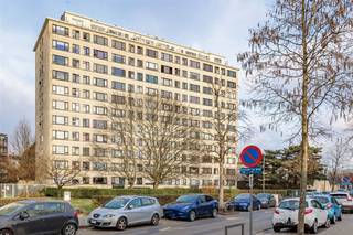 <p><span>Dit </span><span>2-slaapkamerappartement</span><span> met </span><span>terras en kelder</span><span> bevindt zich op de 8e verdieping van de Bleekhofstraat 117 in Antwerpen-Borgerhout. In de directe omgeving vindt u tal van winkels, het openbaar vervoer en belangrijke invalswegen, terwijl het stadscentrum in minder dan 15 minuten bereikbaar is.<br />Optioneel kan een </span><span>parkeerplaats</span><span> worden aangekocht tegen meerprijs. </span></p><p><span> </span></p><p><span> </span></p><p><span>Indeling</span></p><p><span>- ruime woonkamer en eetkamer </span></p><p><span>- keuken</span></p><p><span>- slaapkamer 1 </span></p><p><span>- slaapkamer 2 </span></p><p><span>- badkamer met ligbad en lavabo</span></p><p><span>- inkomhal</span></p><p><span>- toilet</span></p><p><span>- terras</span></p><p><span>- kelder</span></p><p><span> </span></p><p><span>Troeven</span></p><p><span>- centrale ligging vlakbij Antwerpen centrum</span></p><p><span>- elektrische installatie conform AREI</span></p><p><span>- gunstig EPC kengetal van 282 kWh/m²jaar</span></p><p><span>- het appartement en de garageplaats zijn verhuurd</span></p><p><span>- garage apart beschikbaar mits meer prijs van 22.000 euro</span></p><p><span> </span></p><p><span>Ben jij geïnteresseerd in dit appartement te koop in Antwerpen Borgerhout, ben je op zoek naar ander vastgoed, een investering of wens je de waarde van jouw eigendom te kennen? Dan ben je bij BOLT immo aan het juiste adres! Wij helpen jou graag verder.</span></p><p><span> </span></p>