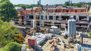 BEZOEK HET APPARTEMENT na afspraak  <br />De werken zijn in uitvoering - oplevering 4/2027 - REEDS 80% VERKOCHT.<br />6% BTW mogelijk voor eigen enige woonst of verhuur (onder voorwaarden).<br />Appartement van 106m² met 3 slaapkamers, 2 bad-of douchekamers en ruim terras van 13m² op het zuiden in het stijlvolle nieuwbouwproject ‘Hof ter Hooghe’ op de 1ste verdieping met lift.<br />Zeer energiezuinig BEN-appartement (Bijna Energie Neutral) met warmtepomp geothermisch met vloerverwarming + vloerkoeling (geothermisch = grondboringen met grondwarmte = de meest energiezuinige verwarming) + zonnepanelen.<br />Op een uniek zuid gericht perceel van 27 are met mooie aangelegde tuin met 16 nieuwe loofbomen.<br />Gunstig gelegen in het centrum van Schriek, nabij de grens met Keerbergen, op wandelafstand van winkels, diensten, scholen, ontspanning en openbaar vervoer.<br />Omvat: inkomhal met vestiaireruimte, wc, living met open volledig ingerichte keuken, 3 slaapkamers, 2 bad-of douchekamers, wasplaats-berging<br />Het project is tevens voorzien van een ruime gemeenschappelijke fietsenberging op het gelijkvloers, ondergrondse garageboxen en autostaanplaatsen, privé kelders, en een vuilnisberging in bijgebouw in achtertuin.<br />Verkoop BTW-stelsel - aankopen aan 6% BTW mogelijk onder voorwaarden op constructiewaarde - grondwaarde 12% registratie.<br />Stedenbouw info: omgevingsvergunning uitgereikt bouwen 13 appartementen - woongebied - niet gelegen in verkaveling - geen voorkooprecht ruimtelijke ordening - geen rechterlijke herstelmaatregel of bestuurlijke maatregel opgelegd - niet overstromingsgevoelig.
