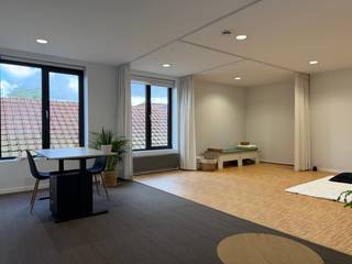 Deze <strong>kantoorruimte van ca. 50 m² </strong>biedt een <strong>flexibele werkomgeving</strong> <strong>binnen een coworkinghub.</strong><br />De open indeling laat <strong>diverse invullingen</strong> toe en vormt de <strong>ideale uitvalsbasis voor ondernemers</strong> die waarde hechten aan <strong>flexibiliteit</strong> en een <strong>verzorgde werkomgeving</strong>. <br />Verder is er een <strong>kitchenette en sanitaire voorziening</strong>, te delen met één ander kantoor op dezelfde verdieping. <br /><br /><strong>Er is een mogelijkheid om bijkomende stockage-/archiefruimte in de kelder bij te huren.</strong><br /><br /><u><strong>Kosten:</strong></u><br /><strong>Gemeenschappelijke kosten</strong>: forfait van €50/maand, inclusief gas- en waterverbruik en onderhoud van de gemene delen. Fiber <strong>Internet</strong>: €22/maand.<br /><strong>Onroerende voorheffing</strong>: ca. €410/jaar ten laste van de huurder.