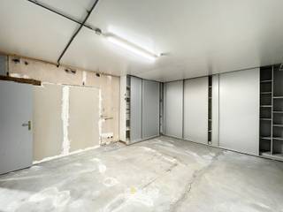 Goed gelegen opslagplaats met bureelruimte (ca. 175 m²) op bedrijfssite te Rumbeke. <br /><br /><u><strong>INDELING:</strong></u><br />Inkomhal/ontvangstruimte met 2 aparte bureelruimtes en sanitaire unit  (± 55 m²).<br />Magazijn/opslagruimtes (± 120 m²) bestaande uit ruimte 1 met sectionaalpoort (H: 2,90m ; B: 4,40m ; D: 9,75m), en doorgang naar werkruimte 2 (H: 3,85m ; B: 5,00m ; D: 14,65m).<br /><br /><u><strong>AFWERKING:</strong></u><br />Solide gemetste constructie, steeldeck, tegel/chape in de magazijnruimtes, laminaat in de ontvangst -en kantoorruimtes, stopcontacten en verlichting. Ingemaakte kasten in de grootste kantoorruimte. Op te frissen.<br /><br /><u><strong>BESTEMMINGSMOGELIJKHEDEN:</strong></u><br />Volgens gewestplan "Roeselare-Tielt" gelegen in woonuitbreidingsgebied -opslag, werkplaats.<br /><br /><u><strong>NUTSVOORZIENINGEN:</strong></u><br />Elektriciteit (met tussenteller 380V+N - 220V) + water.<br /><br /><u><strong>LIGGING:</strong></u><br />Deze magazijnunit, die deel uitmaakt van een groter complex, is gelegen op een bedrijfssite te Rumbeke.<br />Deze units zijn gelegen op ongeveer 2,5km van het op- en afrittencomplex van de E403/A17 Roeselare-Haven/Mandeldal.<br /><br /><u>* Bijzonderheden</u><br />- Onroerende voorheffing ten laste van de huurder (€65/m) en voorschot nutsen (tussentellers).<br />- Geen (auto)werkplaats noch bandenopslag mogelijk.<br />- Verhuurprijzen excl. BTW (aftrekbaar voor zelfstandigen).<br />- Onze referentie op <strong>www.centro.be:</strong> <strong>P0380-2</strong> of contacteer ons via <strong>050/70 01 02</strong><br /><br />Wenst u een bezoek ter plaatse? Aarzel dan zeker niet om ons te contacteren: 050/70 01 02 of stephan@centro.be .