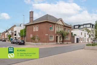 Ben jij op zoek naar een karaktervolle herenwoning met maar liefst 6 slaapkamers in het centrum van Oudenaarde? Gevonden!<br /><br />De centrale ligging op wandelafstand van de Schelde, de grote lichtrijke ruimtes, het authentieke karakter en de aangename stadstuin zijn maar enkele van de vele troeven die we hier terugvinden!<br /><br />INDELING:<br /><br />GLV:<br />Je komt de woning binnen via de imposante inkomhal met prachtige traphal. Van hieruit heb je toegang tot een bureauruimte, een gezellige zithoek, een tweede leefruimte en de eetplaats. Verder beschikt de woning over een keuken met ontbijthoek. Buiten vind je een praktische berging die ook kan dienen als tuinhuis of garage, extra parkeergelegenheid en een aangename, volledig omheinde stadstuin.<br /><br />1eV:<br />Op het eerste verdiep kom je boven in de ruime nachthal. Van hieruit heb je toegang tot zes slaapkamers en de badkamer.<br /><br />ZOLDER EN KELDER:<br />De woning beschikt daarnaast over een praktische kelder en een zeer ruime zolder die nog tal van mogelijkheden biedt voor wie extra ruimte wenst te creëren.<br /><br />Ben jij op zoek naar een ruime woning boordevol karakter op een topligging in Oudenaarde? Aarzel dan zeker niet en plan vandaag nog je bezoek in!
