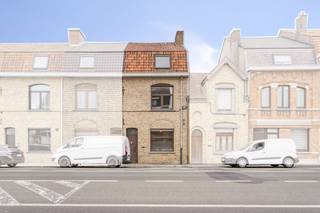 Maison à vendre à Meenseweg 147 à Ypres avec 4 chambres, jardin et garage avec sortie. Cette maison à rafraîchir ou à rénover offre de nombreuses possibilités grâce à ses 4 pièces. Le jardin a une sortie par l'arrière via le garage.MISE EN PAGE Ce bien est soumis à l'obligation de rénovation imposée par le gouvernement flamand pour les bâtiments résidentiels (sauf en cas de démolition dans les 5 ans suivant l'achat). Pour plus d'informations, veuillez consulter le site web de l'Agence flamande de l'Énergie et du Climat via https://www.vlaanderen.be/een-woning-kopen/renovatieverplichting-voor-residentiele-gebouwen