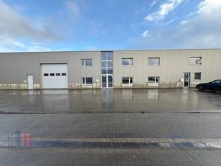 Uitstekend gelegen<strong> </strong>gerenoveerd magazijn<strong> </strong>in combinatie met kantoren te huur, op slechts 400 meter van de Steenweg Deinze, met een directe aansluiting op de <strong>N60</strong>. Dit pand biedt een snelle en gemakkelijke toegang tot de <strong>E17</strong>, met de <strong>op- en afrit Deinze</strong> op slechts 5 km afstand.<br /><br />Het magazijn van 840 m² is voorzien van een automatische sectionale poort en beschikt over <strong>hoogwaardige voorzieningen</strong>, waaronder een lichtstraat, een vrije hoogte van 5,7 m, polybetonvloer en efficiënte verlichting. Door de recente renovatie resulteert het gebouw in een <strong>moderne en energie-efficiënte werkruimte</strong>, met geïsoleerde gevels & dak, en nieuw aluminium schrijnwerk.<br />Het gebouw beschikt ook over een <strong>recent gerenoveerde kantoorruimte</strong> van 210 m², verdeeld over het gelijkvloers en verdiep. De kantoren zijn uitgerust met alle nodige faciliteiten en bovendien is er een sociale ruimte en een kitchenette aanwezig, alsook <strong>vloerverwarming </strong>op de gelijkvloerse kantoren.<br /><br />Buiten biedt het pand een ruime manoeuvreerruimte voor de poort, evenals <strong>voldoende parkeerplaatsen</strong> voor personeel en bezoekers.<br /><strong>Onmiddellijk beschikbaar</strong>!<br /><br />Voor meer informatie, plannen of om een vrijblijvend plaatsbezoek te regelen, neem contact op met <strong>PANORAMA B2B</strong> via <strong>0477 02 09 02</strong>.