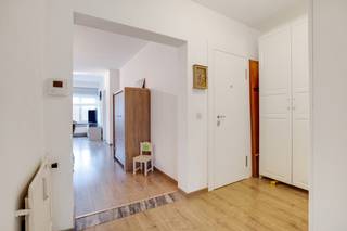 Dit tof, instapklaar appartement is gelegen op de bovenste verdieping van een relatief klein blokje in een residentiële wijk in Merksem. Sportpark, winkels, scholen en het openbaar vervoer zijn allemaal in de directe omgeving te vinden. Bovendien heeft het een ideale verbinding met de snelweg en andere belangrijke uitvalswegen! U komt het appartement binnen via de centrale, ruime inkomhal met vestiairekasten, die het leef- en slaapgedeelte van elkaar scheidt. De leefruimte met laminaatvloer is gezellig en erg licht en de gerieflijke keuken is voorzien van alle comfort. Verder beschikt de flat over 2 ruimte slaapkamers, een zuidwest-balkon en een nette badkamer met douche, wastafel met meubel en aansluiting voor de wasmachine. Het appartement beschikt eveneens over een garagebox. Gemeenschappelijke kosten: €250/maand incl. voorschot verwarming en water. Er is een lift aanwezig in het gebouw! Beschikbaar vanaf 1/10/2026.