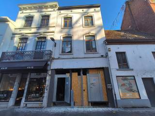 Commercieel gelijkvloers van +/- 250 m² ideaal gelegen in het centrum van Halle.In casco staat en vrij van huur.Ketens in de omgeving: Okay, Rituals,...