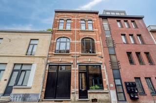 <p><strong>Diest: instapklare stadswoning te koop met tuin, verwarmd zwembad en zonnepanelen</strong></p>

<p>Deze woning is uitstekend gelegen in het centrum van Diest, op wandelafstand van winkels, restaurants, parking en openbaar vervoer. Ook het treinstation en de autostrade zijn vlot bereikbaar, wat zorgt voor een ideale combinatie van mobiliteit en stadsleven.</p>

<p>De woning is instapklaar en energiezuinig met een EPC-label B, zonnepanelen en een asbestveilig attest. Achteraan geniet u van een verrassend groene stadstuin met verwarmd zwembad en overdekt terras – een unieke troef midden in de stad.</p>

<p><strong>Indeling:</strong></p>

<ul><li><strong>Kelder:</strong> bergruimte</li><li><strong>Gelijkvloers:</strong> inkomhal, wasplaats, toilet, fietsenberging, werkplaats/hobbyruimte en koer</li><li><strong>Eerste verdieping:</strong> woonkamer, eetkamer en moderne keuken</li><li><strong>Tweede verdieping:</strong> nachthal, twee slaapkamers en badkamer met ligbad, douche en toilet</li><li><strong>Derde verdieping:</strong> twee extra slaapkamers</li><li><strong>Buiten:</strong> patio, terras, groene stadstuin, verwarmd zwembad en overdekt terras achteraan de tuin</li></ul>

<p><strong>Troeven:</strong></p>

<ul><li>Topligging in centrum Diest</li><li>EPC-label B, zonnepanelen en asbestveilig</li><li>Verwarmd zwembad en groene stadstuin</li><li>Vier slaapkamers en hobbyruimte</li><li>Instapklare woning met veel charme</li></ul>

<p>Op zoek naar een ruime stadswoning met comfort en buitenbeleving? Plan vandaag nog uw bezoek en ontdek deze unieke woning in Diest.<br /><br /><strong>JOUW DROOMWONING. ZO GEVONDEN!</strong></p>