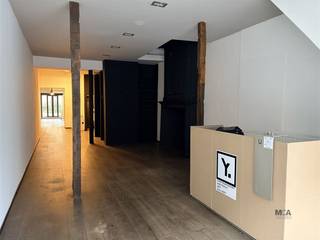 Ontdek dit pand met mogelijkheden. Dit instapklare handelsgelijkvloers combineert zichtbaarheid en veelzijdigheid op een topligging, recht...