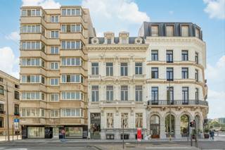 <p><span>ANTWERPEN - Leien</span><span>: Prachtig herenhuis met zicht op de Nationale Bank en op wandelafstand van de Botanic Sanctuary</span></p><p><span> </span></p><p><span>BESCHRIJVING:</span></p><p><span>Dit statige herenhuis in Neoclassistische stijl biedt een unieke kans voor wie een pand met karakter nieuw leven wil inblazen, in hartje Antwerpen.</span></p><p><span>Tal van authentieke stijl-elementen zijn doorheen de jaren zorgvuldig bewaard gebleven, zoals de hoge plafonds, verfijnde sierlijsten, originele parketvloeren, glas-in-loodramen en de imposante centrale trap.</span></p><p><span>Daarnaast beschikt de woning ook over een aparte diensttrap, een mooi verwijzing naar haar historische verleden.</span></p><p><span>Dankzij de ruime indeling en de vele kamers leent deze eigendom zich voor uiteenlopende invullingen.</span></p><p><span>Ze is ideaal als royale gezinswoning, maar biedt eveneens mogelijkheden voor een meergezinsproject of een combinatie van wonen en professioneel gebruik (mits bekomen van een vergunning).</span></p><p><span>De bestaande architectuur en de vele authentieke details vormen een uitstekende basis voor een kwalitatieve renovatie.</span></p><p><span>Achteraan geniet u van een gezellig terras en een aangename stadstuin, waar u in alle rust kunt ontspannen.</span></p><p><span>Bovendien beschikt het perceel over een sfeervol bijgebouw dat perfect kan worden ingericht als praktijkruimte, bureau, atelier, gastenverblijf of hobbyruimte.</span></p><p><span>BIJZONDERHEDEN:</span></p><p><span> </span></p><p><span>* Uiterst centrale ligging nabij winkels, openbaar vervoer en het culturele aanbod van de stad.</span></p><p><span>* Wonen/werken mogelijk</span></p><p><span>* Bijzonder potentieel na renovatie</span></p><p><span>* Parking Nationale Bank op 20m</span></p>