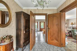 <p>Op zoek naar een ruime woning met karakter en potentieel?</p><p>Deze statige bungalow aan de Desselgemseweg 119 in Waregem biedt een unieke kans voor wie ruimte en een uitstekende ligging waardeert.</p><p> </p><p>Gebouwd in 1973 op een perceel van 861 m², beschikt de woning over een bewoonbare oppervlakte van 176 m².</p><p>Dankzij de solide structuur en praktische indeling vormt dit pand de ideale basis voor een renovatie naar eigen smaak.</p><p> </p><p>Via de ruime inkomhal bereikt u een gastentoilet, een lichtrijke woonkamer met houtkachel en een aansluitende keuken met toegang tot de tuin. De woning telt drie volwaardige slaapkamers en een badkamer met ligbad en douche.</p><p> </p><p>Een grote troef is de inpandige garage van 37 m² met ruimte voor wagen en washoek.</p><p>Zowel via de keuken als garage bereikt u de zuidgerichte tuin, waar u in alle rust kan genieten.</p><p>Verder beschikt de woning over rolluiken, een kruipkelder met extra kelderruimte (12 m²), aansluiting op stadswater en een boorput. De ruime zolder biedt bijkomend potentieel voor extra kamers of hobbyruimte.</p><p> </p><p>De ligging is uitstekend, met vlotte verbindingen naar het centrum van Waregem en omliggende gemeenten. Winkels, scholen en openbaar vervoer zijn nabij.</p><p> </p><p>Kortom: een karaktervolle woning met veel ruimte en renovatiepotentieel op een toplocatie. </p><p>Interesse? Contacteer ons voor meer info of een bezoek.</p>