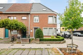 Deze karaktervolle halfopen woning combineert authentieke charme met een warme, huiselijke sfeer. Houten accenten en echte parketvloeren, zowel op het gelijkvloers als op de verdiepingen, geven het interieur een tijdloos karakter en zorgen voor een bijzonder aangename woonbeleving.<br /><br />Via de gezellige inkomhal kom je terecht in de lichtrijke leefruimte met zithoek en eetplaats. Aansluitend bevindt zich de keuken met ontbijthoek en een vlotte verbinding naar buiten.<br /><br />De woning beschikt over drie ruime slaapkamers en biedt daarmee voldoende plaats voor een gezin. Verder zijn er een ingerichte badkamer, een handige was- en bergruimte en een ruime, droge kelder met heel wat opslagmogelijkheden.<br /><br />Achteraan bevindt zich een verrassend fijne stadstuin: compact, groen en gezellig. Ideaal voor een koffie in de ochtendzon, een etentje met vrienden of een rustige avond buiten. Via het poortje achteraan geniet je bovendien van een praktische toegang voor fietsen, vuilnisbakken of tuinmateriaal.<br /><br />Ook de ligging is een belangrijke troef: in hartje Lokeren, op wandelafstand van winkels, scholen, horeca, openbaar vervoer en tal van dagelijkse voorzieningen.<br /><br />Een belangrijke investering werd bovendien reeds uitgevoerd: het volledige dak werd in 2023 vernieuwd en bijkomend geïsoleerd.<br /><br />Een bezoek inplannen?<br />Inschrijven kan eenvoudig via de bezoekplanning op https://www.woonvast.be/detail/te-koop-woning-lokeren/7641465<br /><br />Voor meer informatie<br />alexander@woonvast.be<br />0493 72 43 26