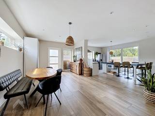 <p>Deze woning verwelkomt je meteen in een ruime leefruimte met zit- en eethoek, naadloos verbonden met de zeer ruime functionele keuken met berging en prachtig zicht op de tuin en het ingebouwde zwembad. Aansluitend vind je een polyvalente ruimte met een open, groene inkijk op de zonnige tuin. Buiten geniet je van een leuk terras, een onderhoudsvriendelijke tuin en een tuinberging die de tuin verbindt met de oprit.</p>
<p>Op het gelijkvloers is er bovendien een berging met wasplaats en een apart toilet. Op het verdiep bevinden zich drie ruime slaapkamers en een stijlvolle badkamer met inloopdouche, bad, dubbele lavabo en toilet. Via een zolderluik bereik je de grote bergzolder.</p>
<p>De oprit biedt plaats aan drie wagens, ideaal voor gezinnen of wie extra parkeerruimte zoekt. Een woning met ruimte, licht en een heerlijk buitengevoel.</p>
<p>Beschikbaar bij akte (voorzien op 15 december 2026)</p>
<p>Extra troeven</p>
<ul>
<li>22 zonnepanelen + batterij 10 kWh</li>
<li>oplaadpunt elektrische wagen</li>
<li>zonnescreens</li>
<li>waterpomp</li>
<li>nabij belangrijke invalswegen, scholen, winkels</li>
<li>vlakbij Hasselt - Genk</li>
</ul>
<p>Deze woning is te koop ZONDER makelaar via het concept van Smart Houses. Wenst u verdere inlichtingen of een bezoek? Contacteer rechtstreeks de eigenaar via 0460/95.78.85</p>