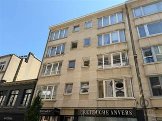 <p><span>Volledig gerenoveerd 1-slaapkamerappartement in hartje Antwerpen.</span></p><p><span>Op zoek naar een instapklaar appartement op een toplocatie in het centrum van Antwerpen? In een rustige zijstraat van de Meir bieden wij vier volledig gerenoveerde 1-slaapkamerappartementen te koop aan, telkens aan 220.000 euro.</span></p><p><span>Deze appartementen bevinden zich op de 1ste en 2de verdieping van een kleinschalig gebouw met lift en genieten van een uitstekende ligging. Op wandelafstand vindt u de Meir, het Centraal Station, tal van winkels, restaurants en het openbaar vervoer.</span></p><p><span>De appartementen zijn volledig gerenoveerd en vormen een uitstekende investering. Ze zijn momenteel allemaal verhuurd, waardoor ze ook interessant zijn voor investeerders. Daarnaast zijn ze perfect geschikt als eerste woning, pied-à-terre of voor studerende jongeren die centraal willen wonen.</span></p><p><span>Indeling & praktische informatie:</span></p><ul><li><span>Volledig gerenoveerd</span></li><li><span>1 slaapkamer</span></li><li><span>Lift aanwezig</span></li><li><span>Rustige ligging in een zijstraat van de Meir</span></li><li><span>Op wandelafstand van Centraal Station, winkels en openbaar vervoer</span></li><li><span>Collectieve verwarming op mazout</span></li><li><span>Waterverbruik inbegrepen in de gemeenschappelijke kosten</span></li><li><span>Individuele elektriciteitsmeter</span></li><li><span>Vaste kosten: 187,50/maand</span></li><li><span>Geen berging of private parkeerplaats aanwezig</span></li><li><span>Parking mogelijk te huren aan de overkant van de straat</span></li></ul><p><span>Een unieke kans om een kwalitatief gerenoveerd appartement te verwerven op een absolute toplocatie in Antwerpen.</span></p><p><span>Interesse? Contacteer ons vandaag nog voor een bezoek. Deze appartementen zijn zonder twijfel een bezoek waard!</span></p>
