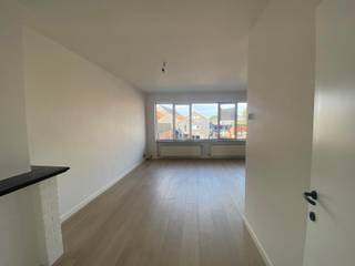 ***Viewing requests only by email: verhuur@domusvastgoed.be ***This conveniently located apartment in the center of Meise is situated on the first...