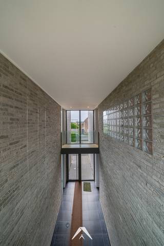 Deze eigentijdse en energiezuinige villa biedt topcomfort op een zuidwestelijk georiënteerd perceel van 1.521 m². Met een vloeroppervlakte van 450...