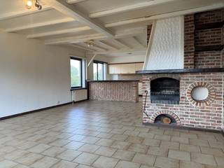 Welkom te Nieuwstraat 2, 9150 Rupelmonde. Op de tweede verdieping van dit kleinschalige gebouw vinden we het ruime twee slaapkamer appartement. Gelegen vlakbij het centrum van Rupelmonde en mooie wandelpaden bij de Schelde.<br /><br />We nemen de trap en komen uit op de <strong>tweede verdieping</strong>. We komen binnen in de ruime <strong>inkomhal</strong> die uitkomt in de lichtrijke <strong>woonkamer</strong>. Aansluitend vinden we de <strong>open keuken</strong> met kookvuur, spoelbak en oven.<br /><br />Verder in het appartement vinden we <strong>twee slaapkamers</strong>. Een slaapkamer geeft ook toegang tot het <strong>terras</strong> aan de achterzijde van het gebouw. Hier is het heerlijk vertoeven in de zomer. <br /><br />In de hal bevinden zich nog de <strong>badkamer</strong> met lavabo en bad, een <strong>apart toilet</strong> en nog een <strong>berging</strong> waar de aansluitingen voor wasmachine zich bevinden. <br /><br />Met een beetje liefde en een handige harry tover je dit appartement om naar een ruim hedendaags appartement.<br /><br />Optioneel is het mogelijk om een <strong>garagebox</strong> aan te kopen voor €15 000.<br /><br />Technisch:<br />- EPC: 415 kWh/m2jaar, UC: 3245503<br />- Renovatieverplichting van toepassing<br />- G-&P-score: B&B<br />- Wg, Vv, Gvg, Gmo, Gvkr