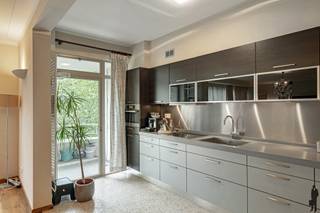Op een gegeerde locatie bevindt zich dit bijzonder ruime appartement van ca. 170 m². Dankzij de indrukwekkende gevelbreedte van maar liefst 9,5 meter geniet de leefruimte van een uitzonderlijk gevoel van openheid, een overvloed aan natuurlijk licht en een aangename woonbeleving met uitzicht op het groen. Met vier volwaardige slaapkamers, twee badkamers en twee terrassen biedt dit appartement alle comfort voor gezinnen of wie op zoek is naar ruimte.<br /><br />Via de inkomhal komt u terecht in de leefruimte, die zich uitstrekt over de volledige breedte van het appartement. De grote raampartijen zorgen voor een prachtige lichtinval en creëren een aangename verbinding tussen de verschillende leefzones. De ruime woonkamer biedt voldoende plaats voor zowel een gezellige zithoek als een volwaardige eetruimte.<br /><br />Aansluitend bevindt zich de ruime keuken, die rechtstreeks toegang geeft tot een eerste terras. Dankzij de praktische indeling en de aparte wasplaats geniet u hier van optimaal dagelijks comfort.<br /><br />Het appartement geniet bovendien van een uitzonderlijke privacy dankzij het feit dat er slechts één appartement per verdieping aanwezig is. Het gebouw is steeds goed onderhouden en wordt bewoond door eigenaars.<br /><br />Het slaapgedeelte omvat vier volwaardige slaapkamers. Twee van de slaapkamers geven toegang tot een tweede terras aan de achterzijde van het gebouw. Verder beschikt het appartement over twee badkamers, waarvan één uitgerust met ligbad en lavabo en een tweede badkamer met douche en dubbele wastafel. Een afzonderlijk gastentoilet vervolledigt het geheel.<br /><br />Extra troeven:<br />Indrukwekkende gevelbreedte van 9,5 meter<br />Airconditioning aanwezig<br />EPC-label B<br />Private kelderberging<br />Groen uitzicht